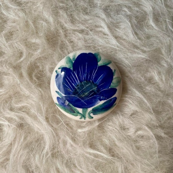 Vintage blue flower ceramic pin - Picture 1 of 4